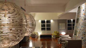 Coin salon dans le hall