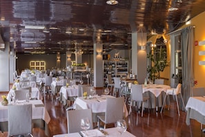 Mittagessen, Abendessen, italienische Küche, Blick auf den Pool