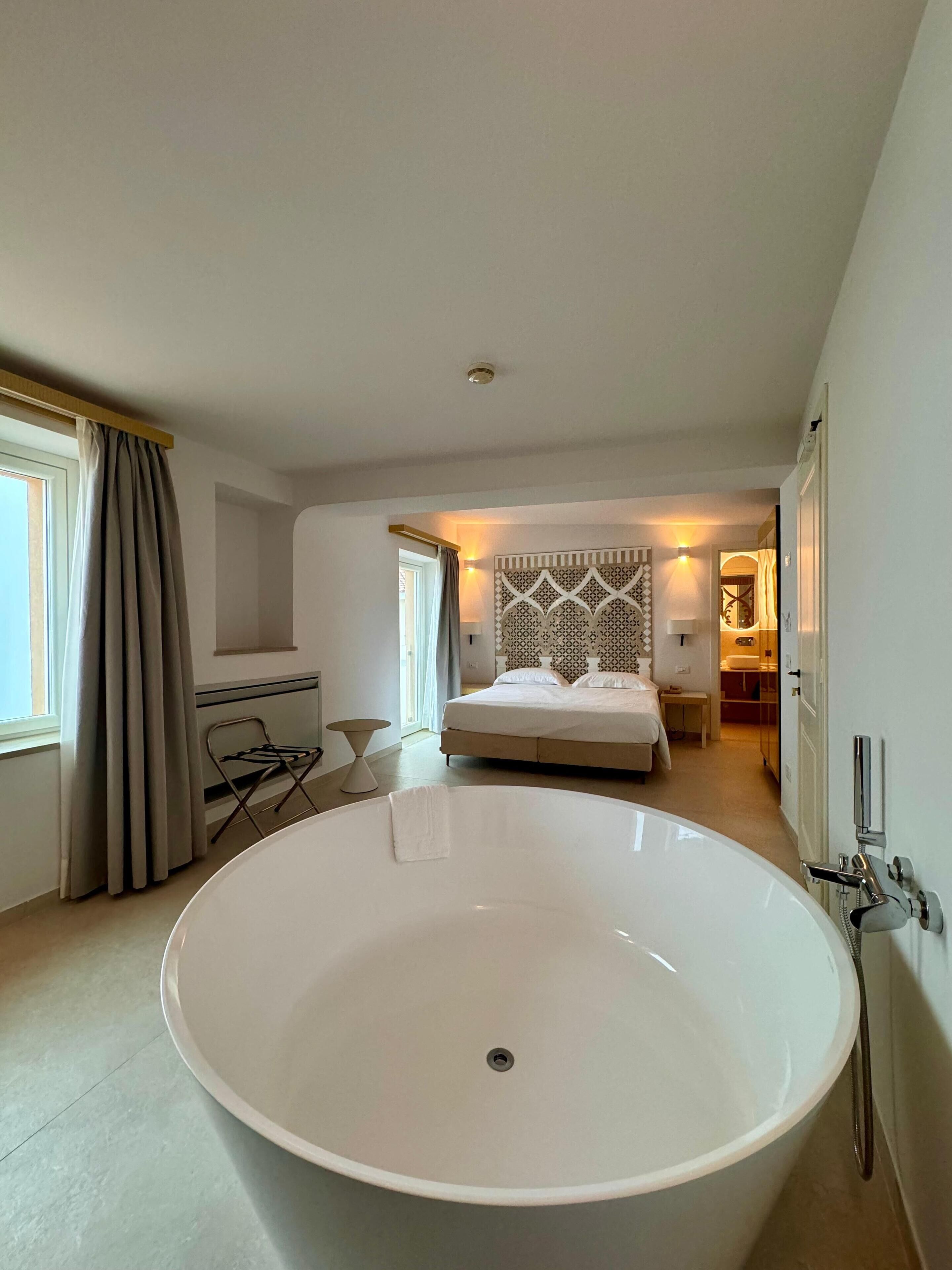 deluxe room, sea view | minibar, in-room safe, desk, blackout curtains