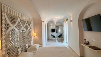 Minibar, Zimmersafe, Schreibtisch, VerdunkelungsvorhÀnge