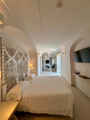 Minibar, coffres-forts dans les chambres, bureau, rideaux occultants