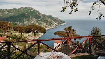 Mittagessen, Abendessen, italienische Küche, Blick auf den Pool