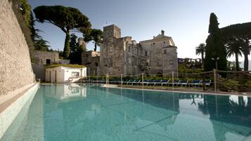 Piscina externa sazonal, espreguiçadeiras