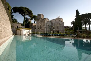 Piscine extérieure (ouverte en saison), chaises longues