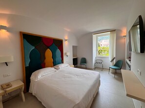 Rom – standard | Minibar, safe på rommet, skrivebord og blendingsgardiner