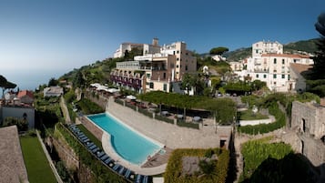 Außenpool (je nach Saison geöffnet), Liegestühle