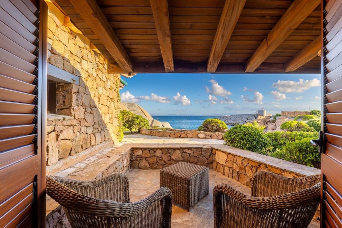 Standaard tweepersoonskamer, uitzicht op zee (Balcony) | 1 slaapkamer, een minibar, een kluis op de kamer, een bureau