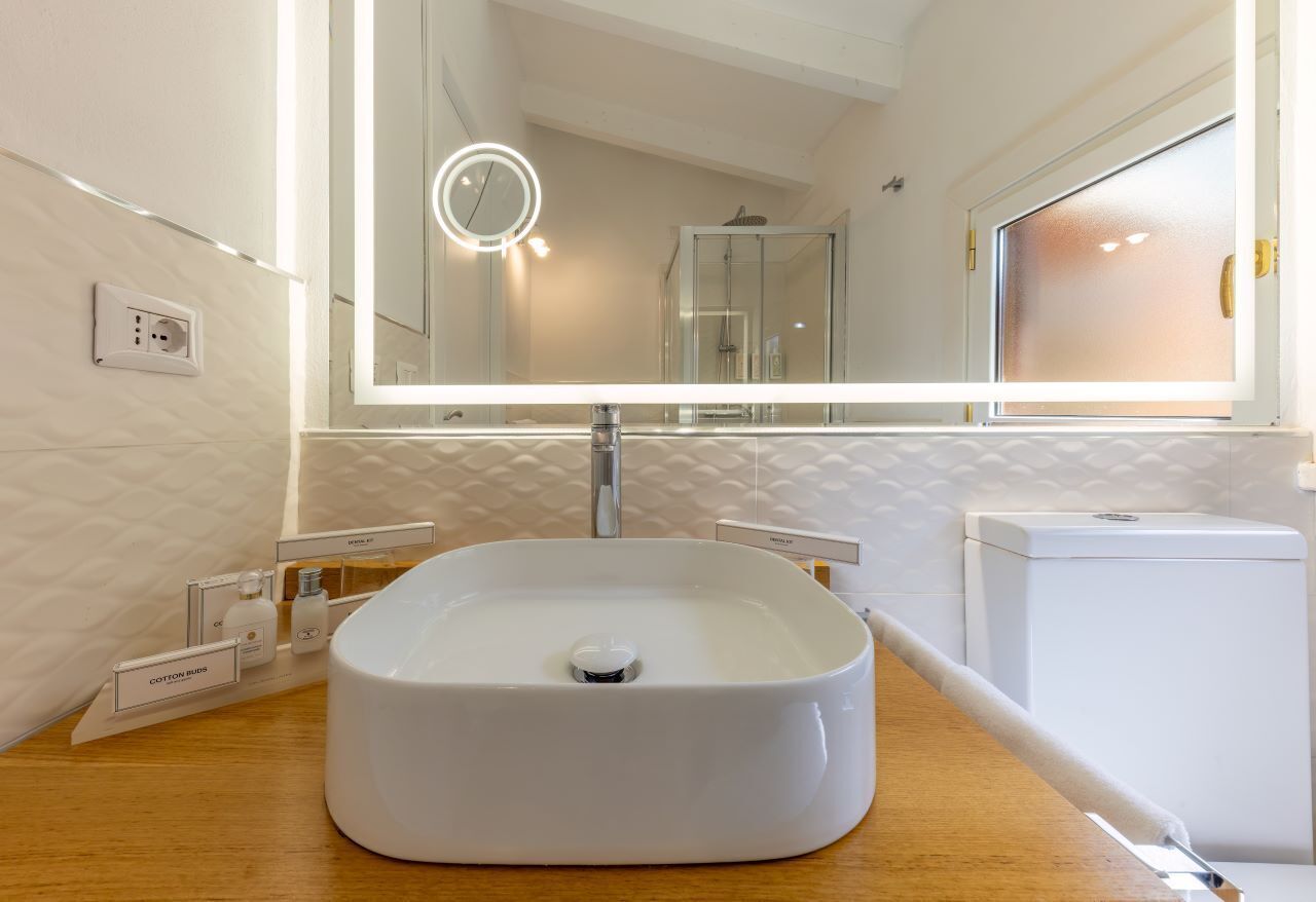 junior suite, 2 bedrooms | bathroom | rainfall showerhead, free toiletries, hair dryer, bathrobes