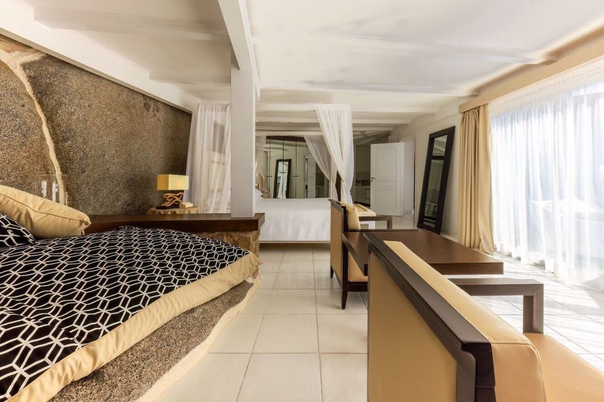 Ein Hotelzimmer mit Bett, Schreibtisch und Blick nach außen.