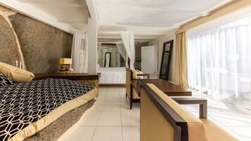 Suite | Een minibar, een kluis op de kamer, een bureau, gratis wifi