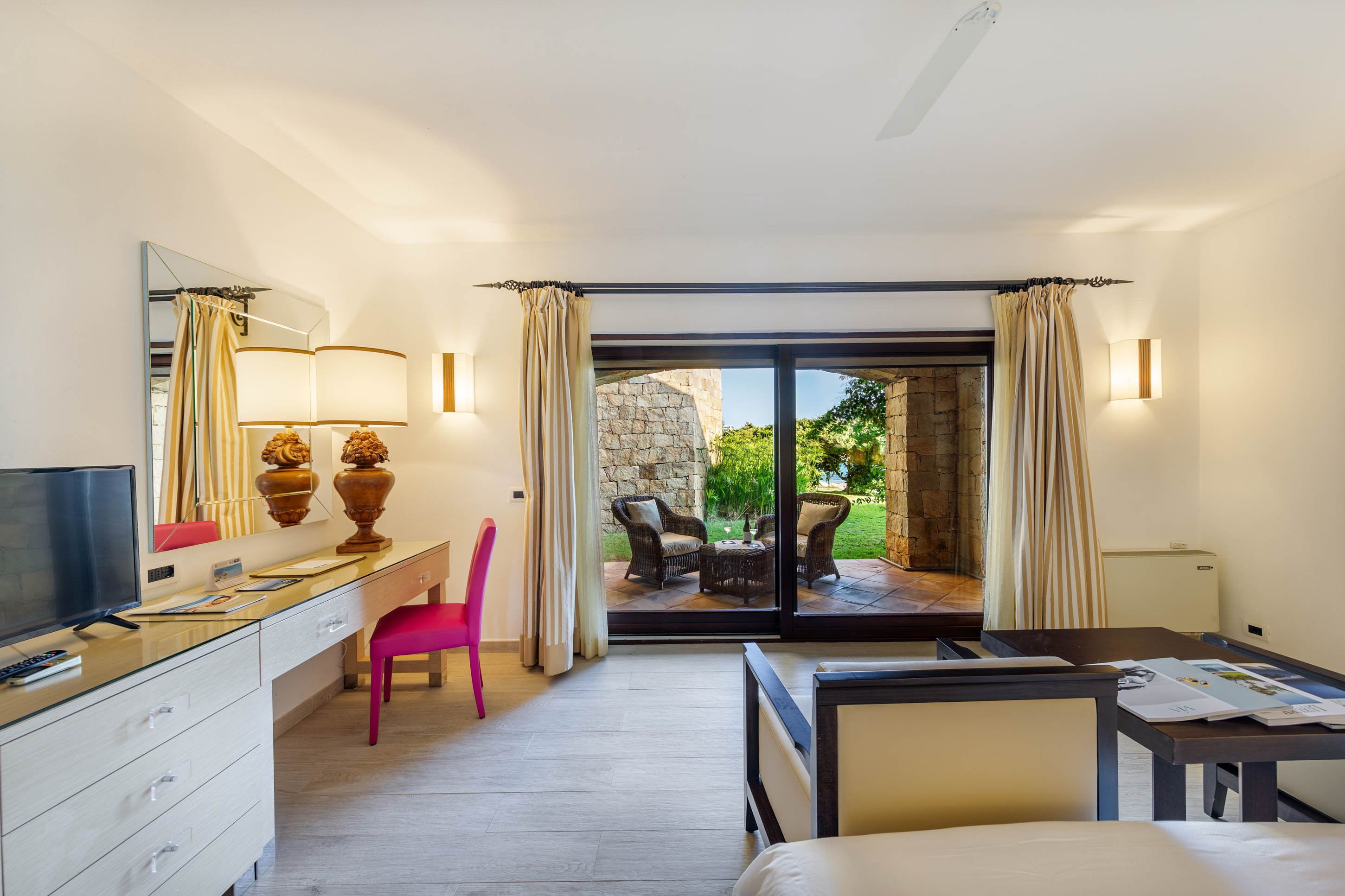 standard double room | 1 bedroom, minibar, in-room safe, desk