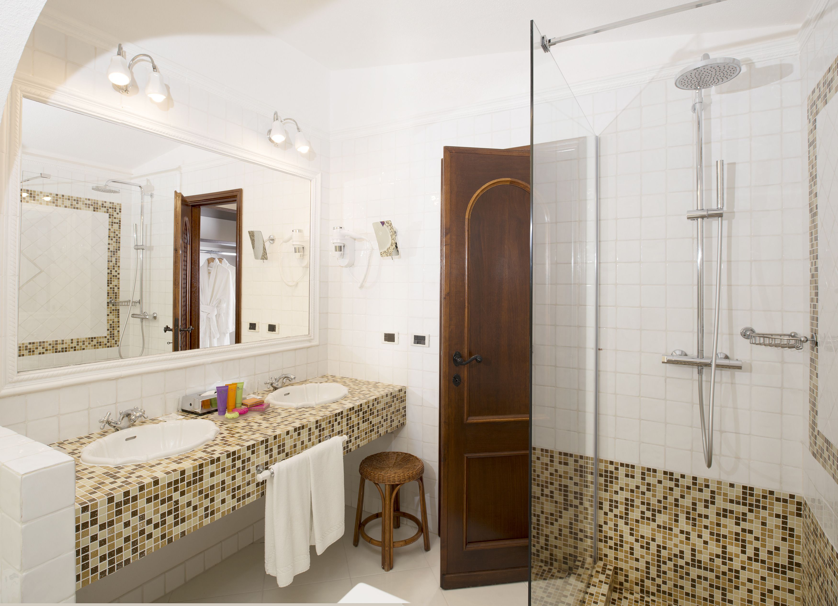 Chambre Double Deluxe, vue mer (Privilege) | Salle de bain | Douche à « effet pluie », articles de toilette gratuits, sèche-cheveux
