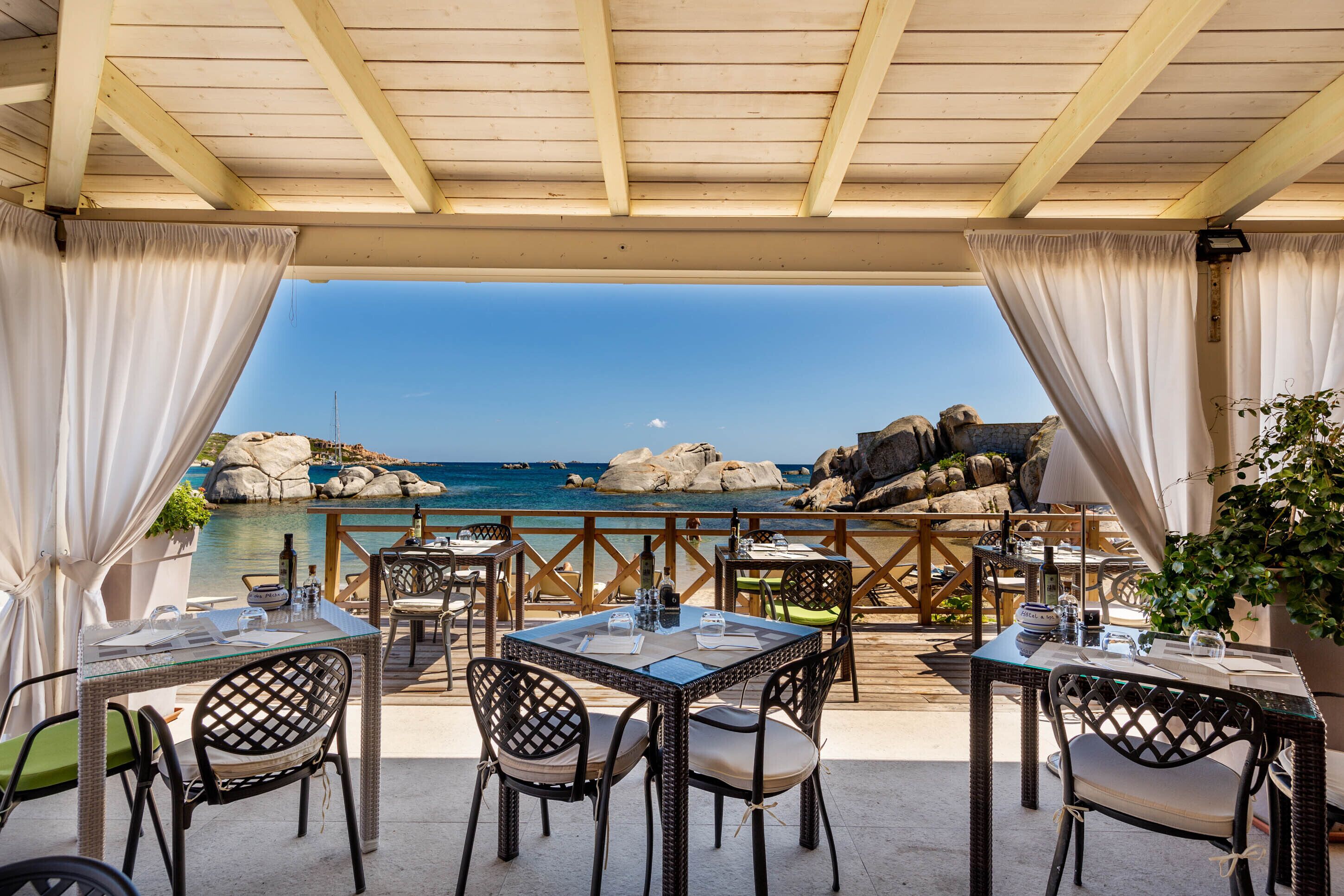 Serveert ontbijt, lunch, diner, zeezicht