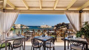 Serveert ontbijt, lunch, diner, zeezicht