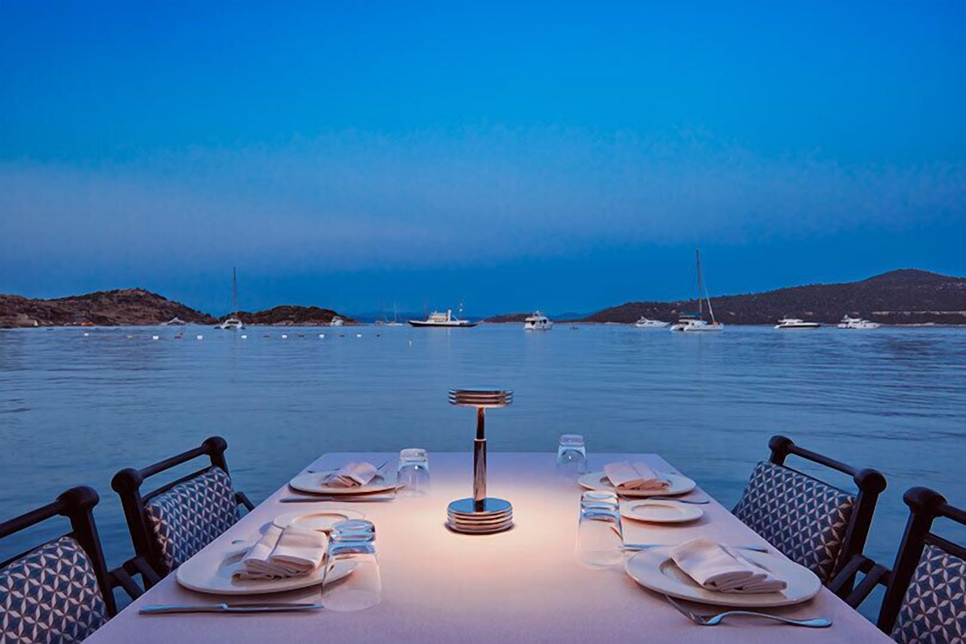 3 restaurants; breakfast, lunch and dinner served 