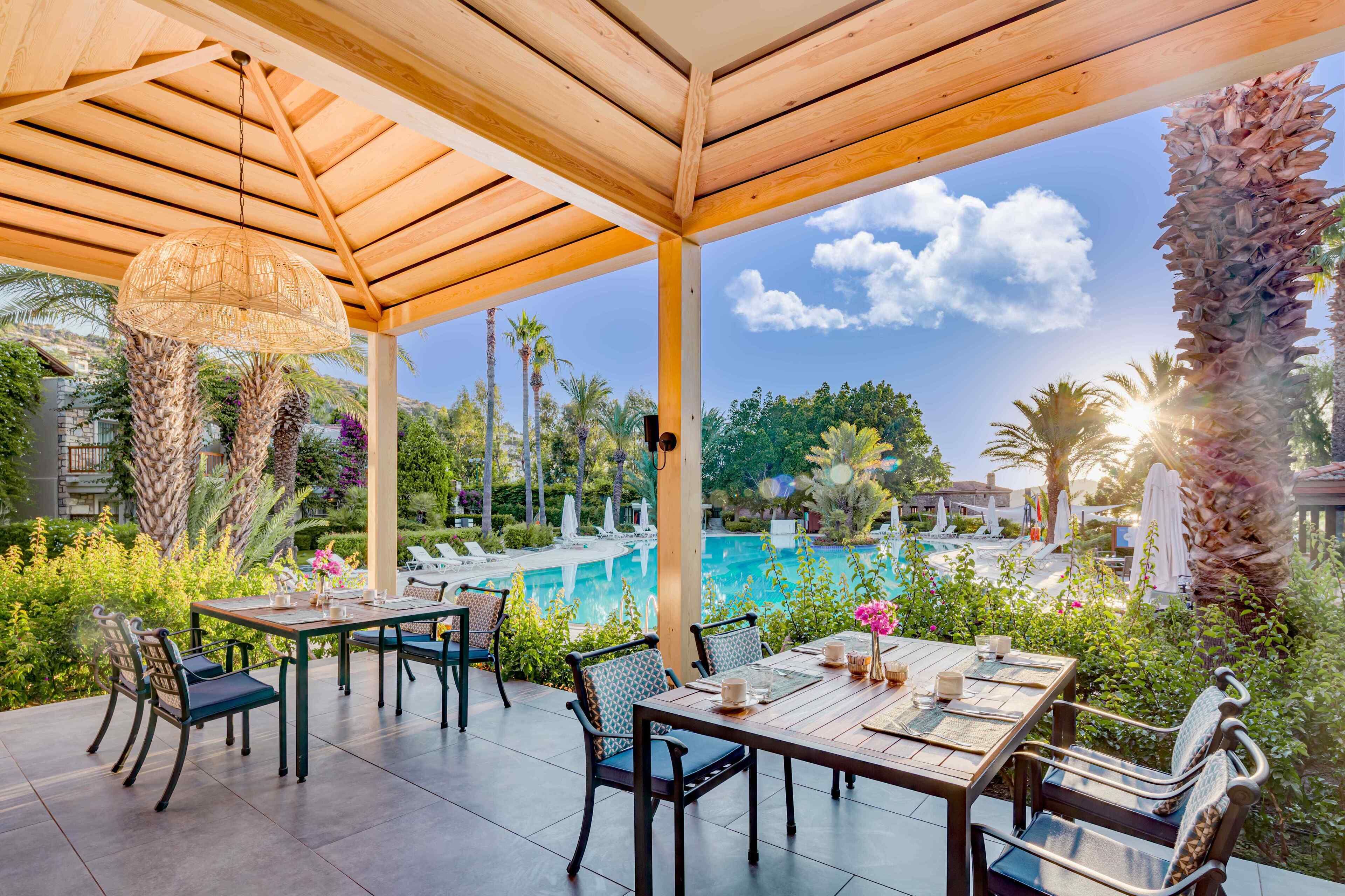 3 restaurants, breakfast, lunch, dinner served; international cuisine