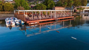 Privatstrand, Liegestühle, Sonnenschirme, Strandtücher