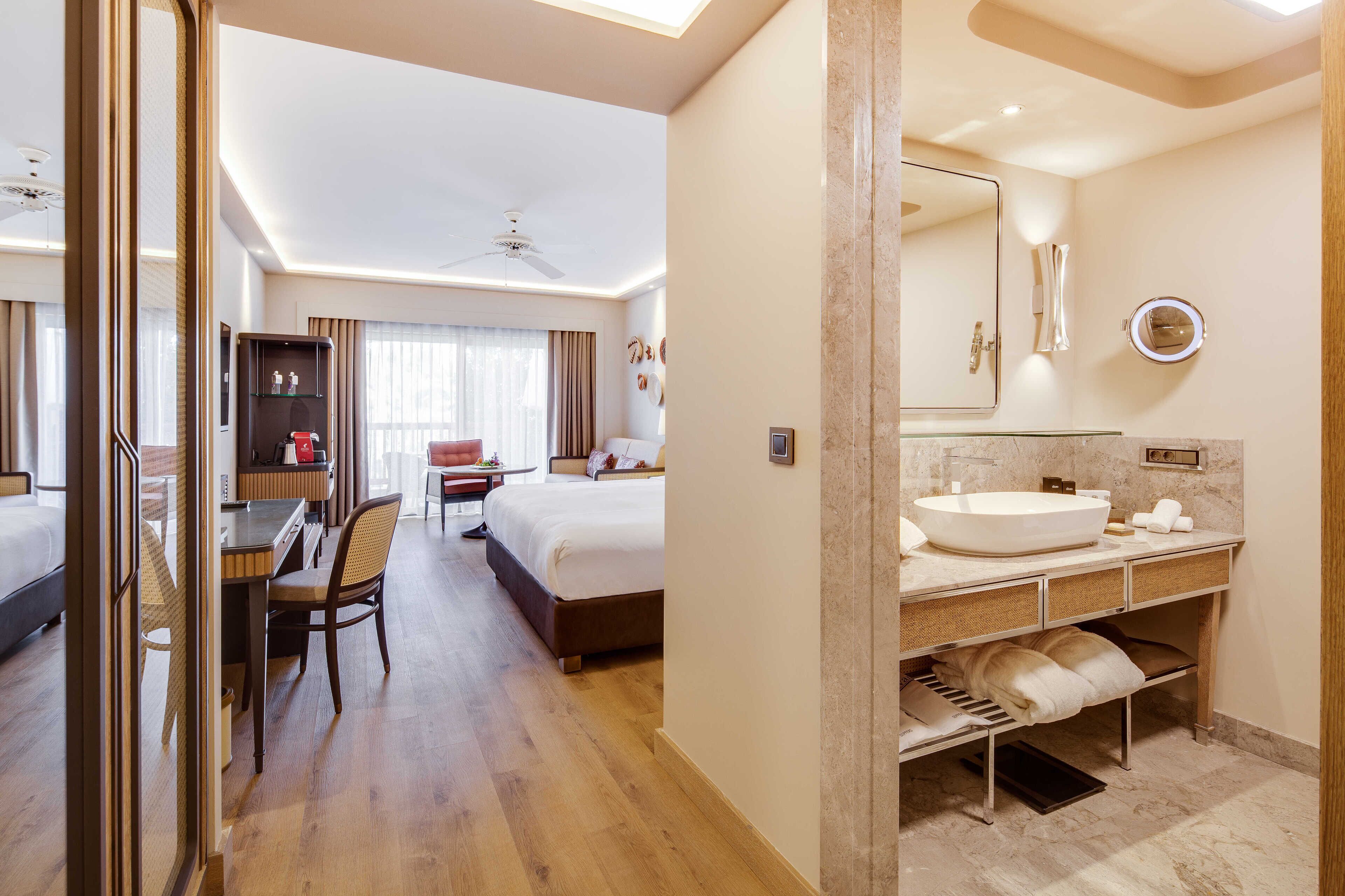 Deluxe Double Room, 1 King Bed | Premium bedding, down comforters, minibar, in-room safe