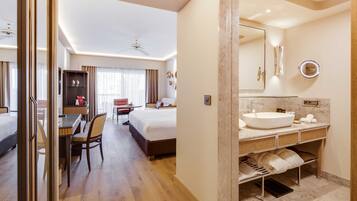 Deluxe Double Room, 1 King Bed | Premium bedding, down comforters, minibar, in-room safe