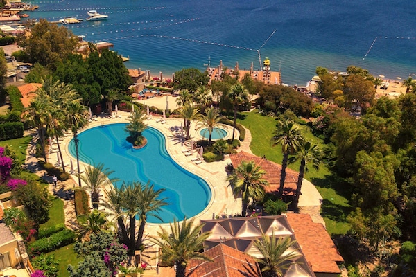 Een seizoensgebonden buitenzwembad en parasols bij het zwembad