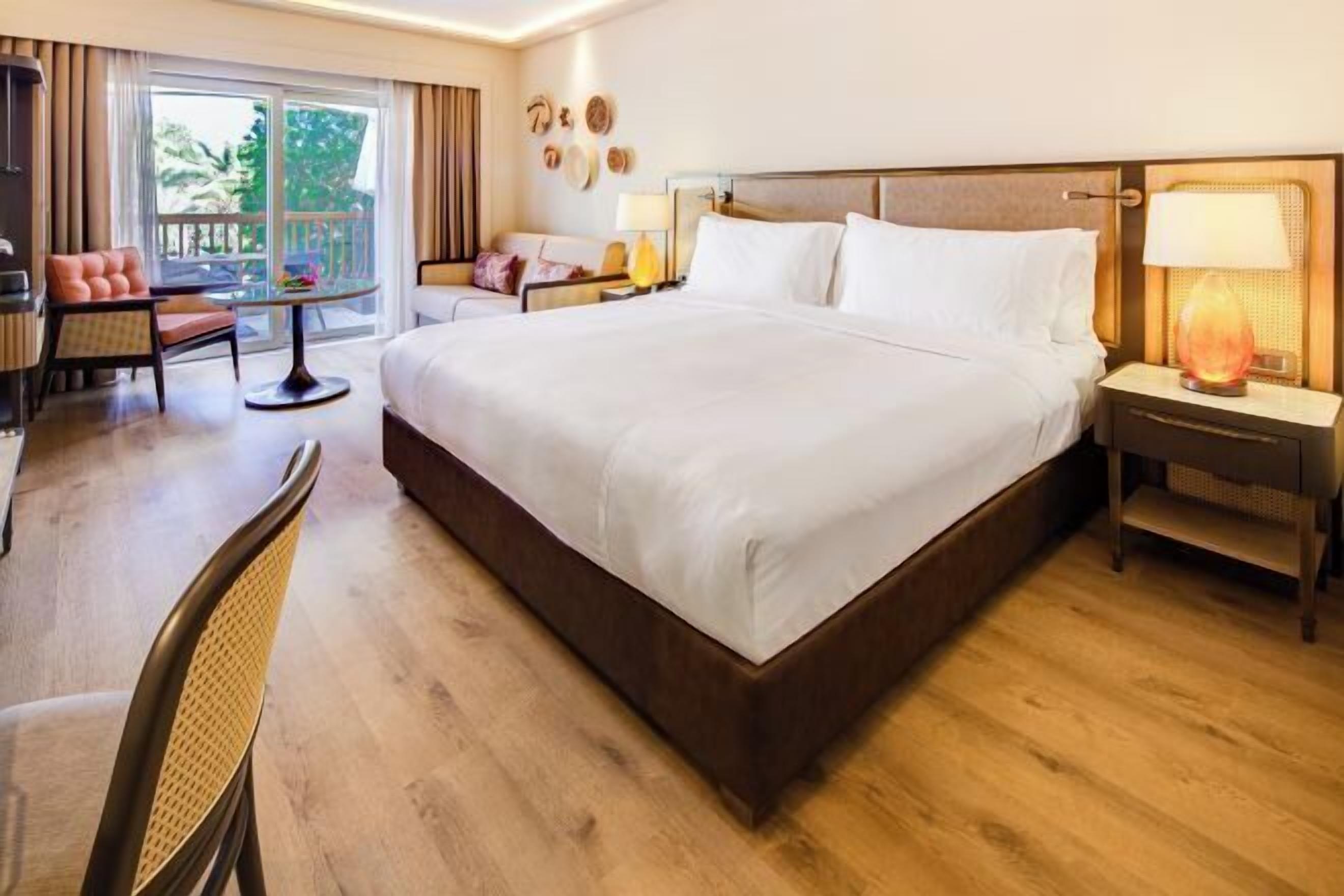 Ropa de cama de alta calidad, cubrecamas y minibar 