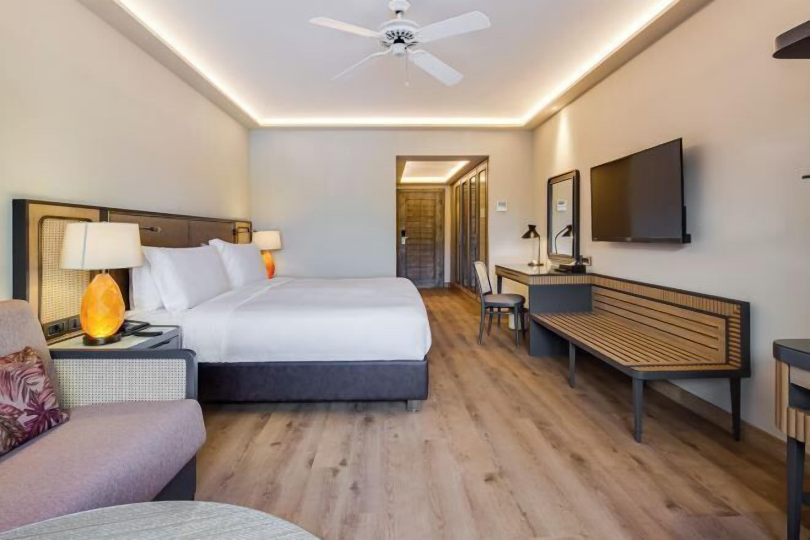 Ropa de cama de alta calidad, cubrecamas y minibar 