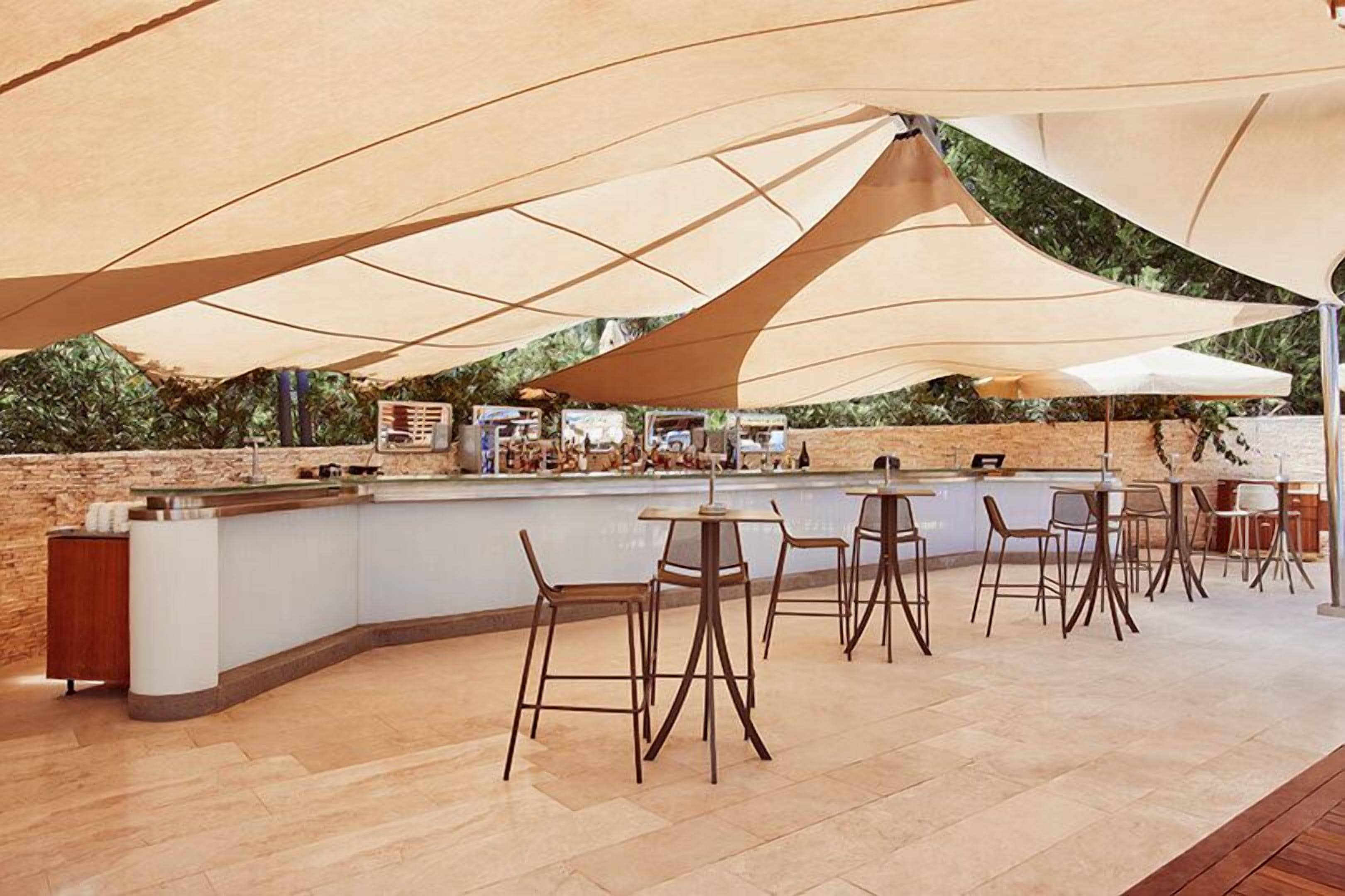 3 bars/lounges