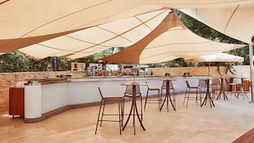 3 bars/lounges
