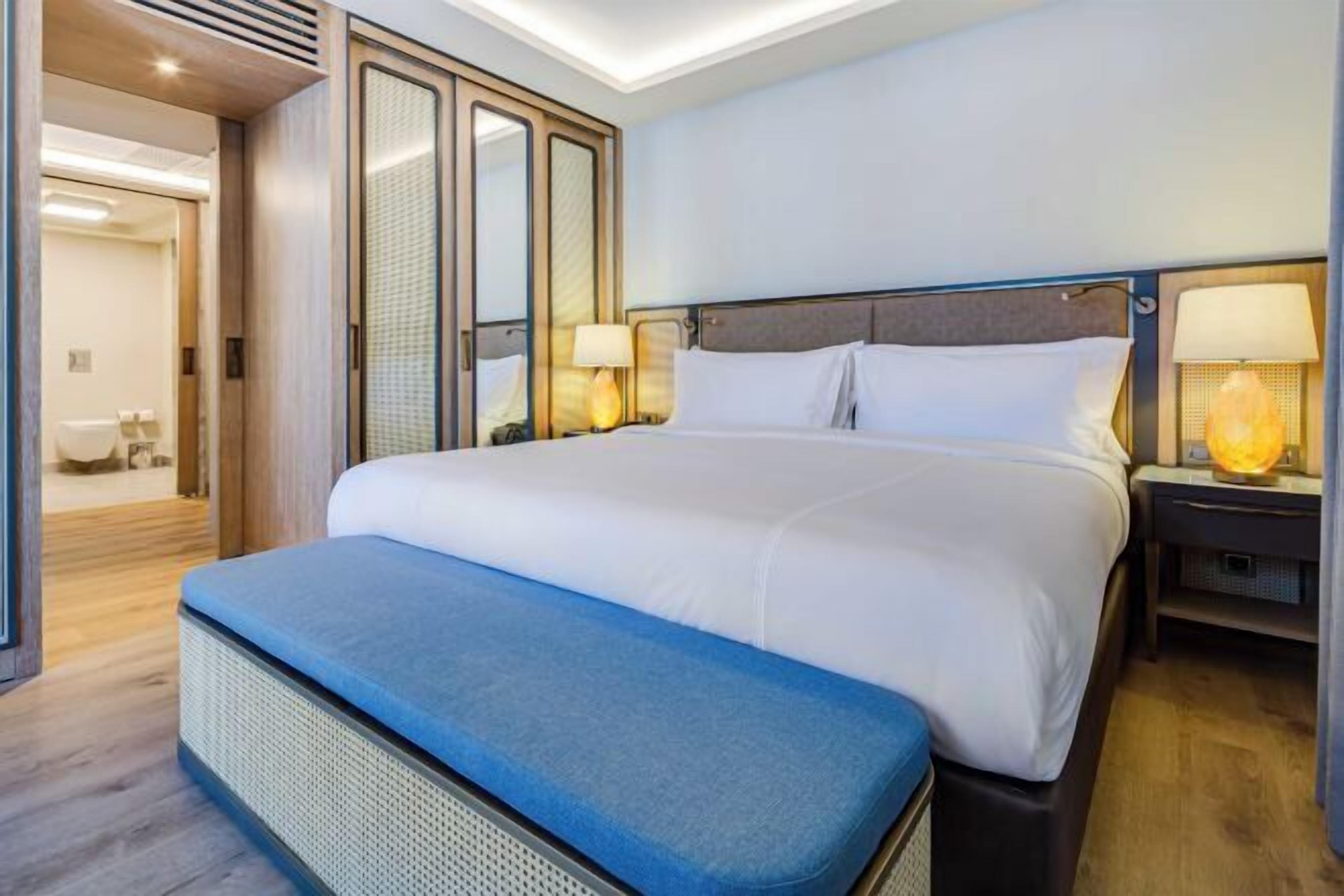 Ropa de cama de alta calidad, cubrecamas y minibar 