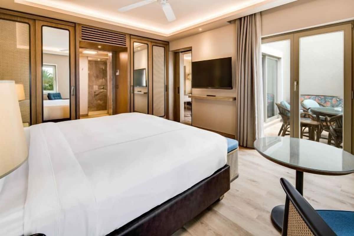 Ropa de cama de alta calidad, cubrecamas y minibar