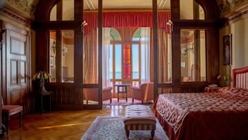 Heydweiller Suite (lake view) | Minibar, coffres-forts dans les chambres, bureau, Wi-Fi gratuit