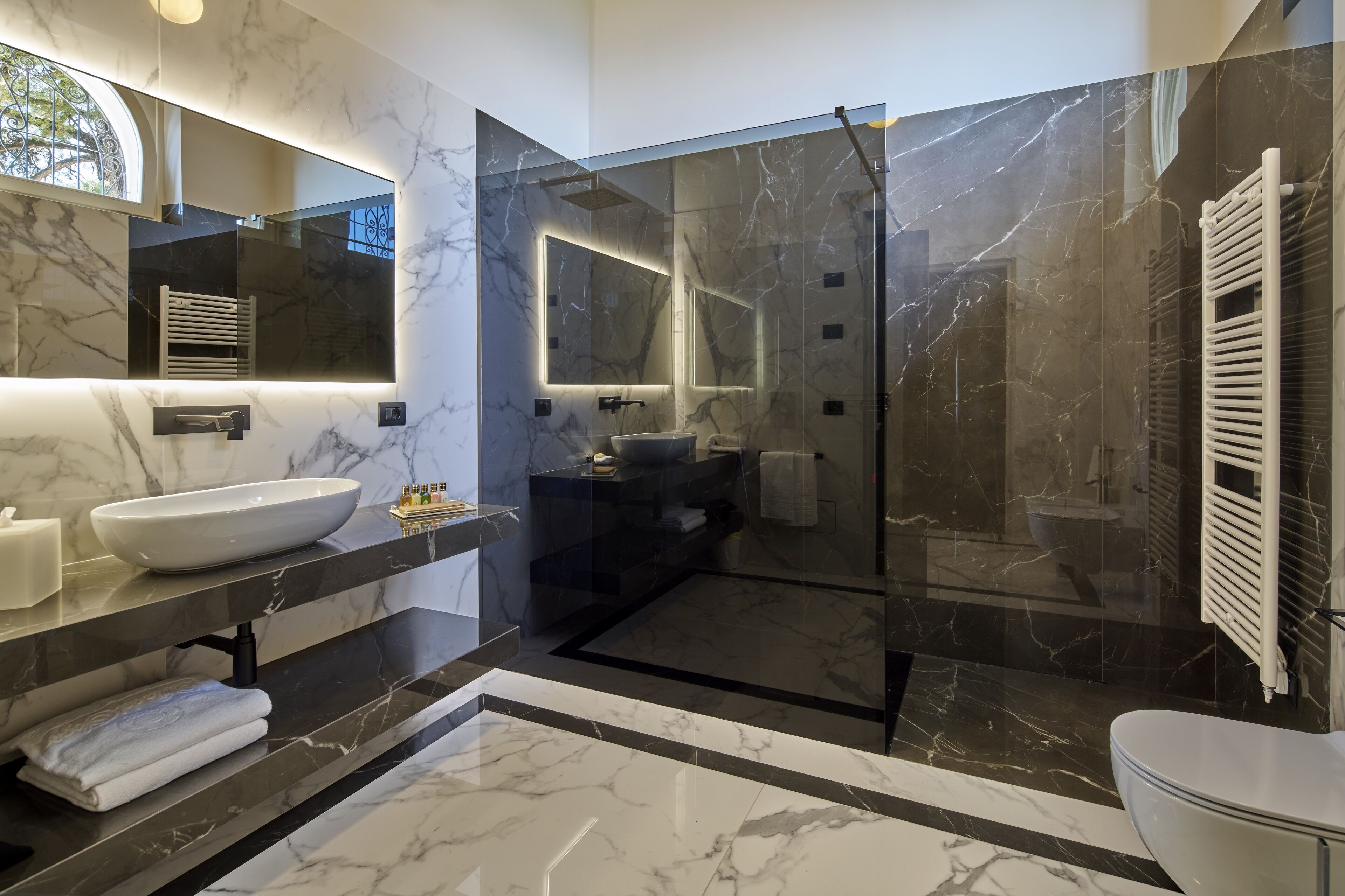 junior suite, terrace, lake view | bathroom | shower, free toiletries, hair dryer, bathrobes