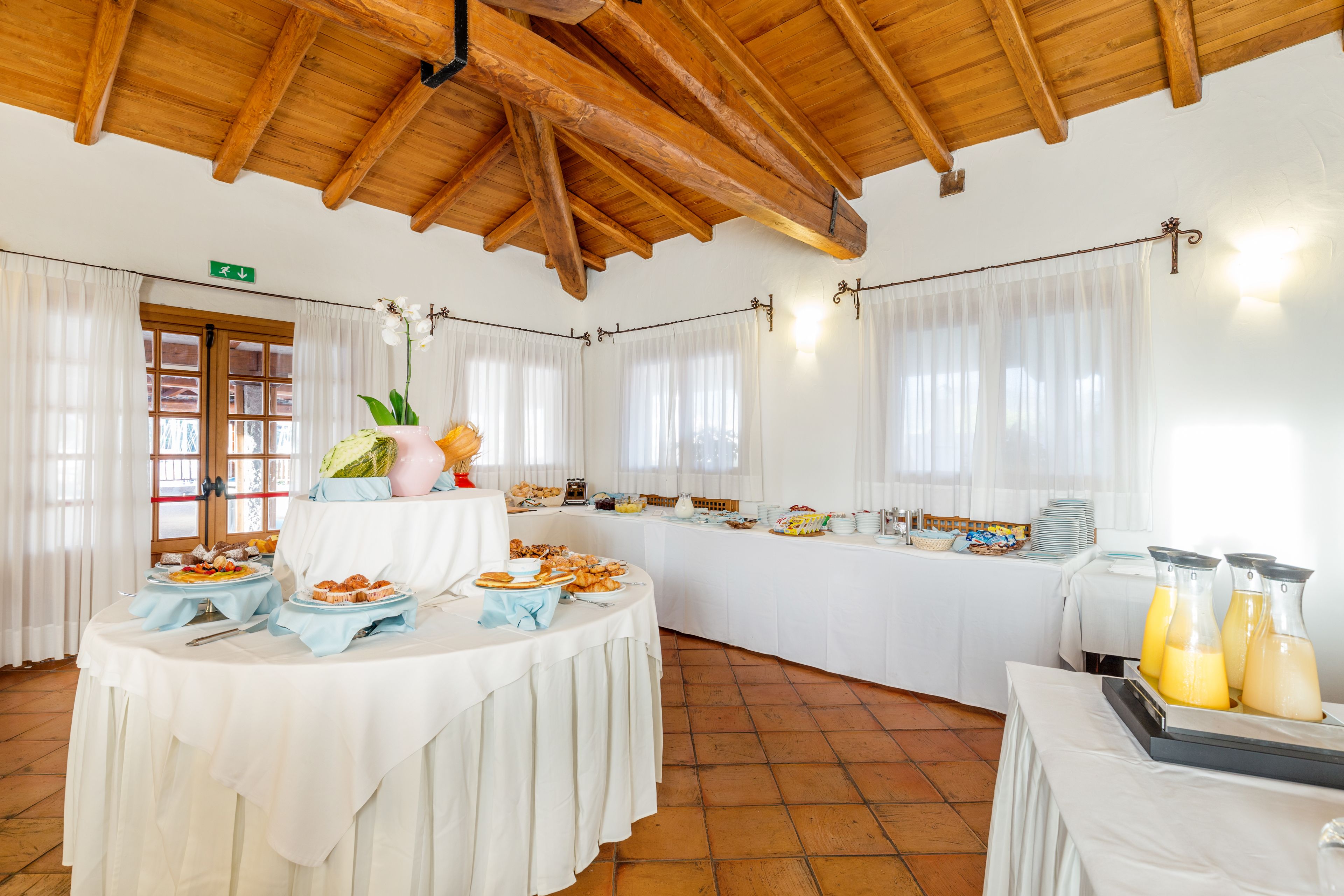 free buffet breakfast