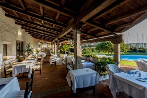 Breakfast, lunch, dinner served; Mediterranean cuisine 