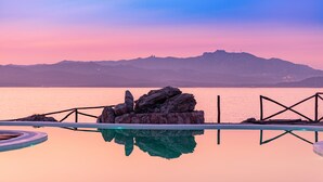 A pool with a clear view of mountains in the background. - Hotel Sporting (Olbia)