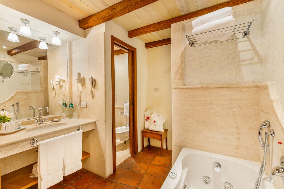 superior double room, sea view | bathroom | free toiletries, hair dryer, bathrobes, slippers