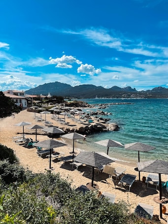 Private beach, sun loungers, beach umbrellas. Hotel Sporting