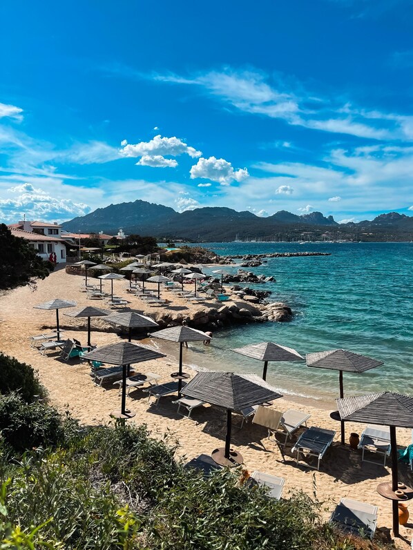 Private beach, sun loungers, beach umbrellas - Hotel Sporting (Olbia)