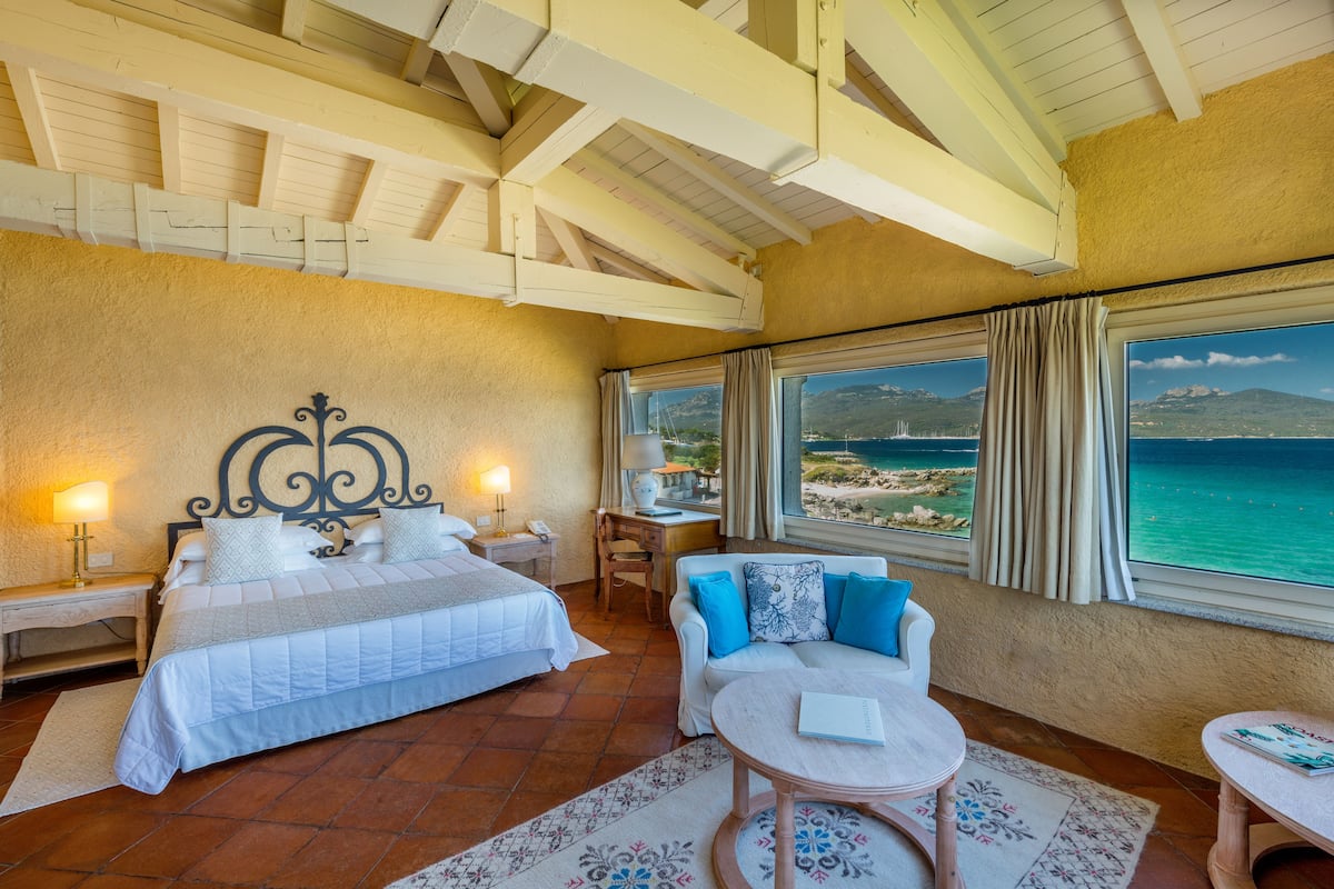 superior double room, sea view | 1 bedroom, minibar, in-room safe, desk