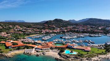 2 Außenpools, Cabañas (kostenlos), Sonnenschirme