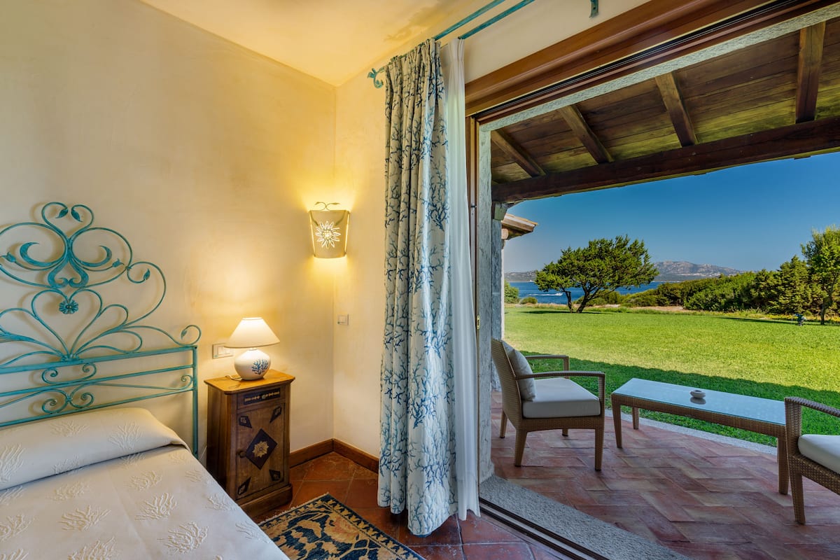 superior double room, sea view | 1 bedroom, minibar, in-room safe, desk