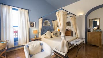 Quarto com cama de dossel, mesa de cabeceira com abajur, armário de madeira e uma cadeira.