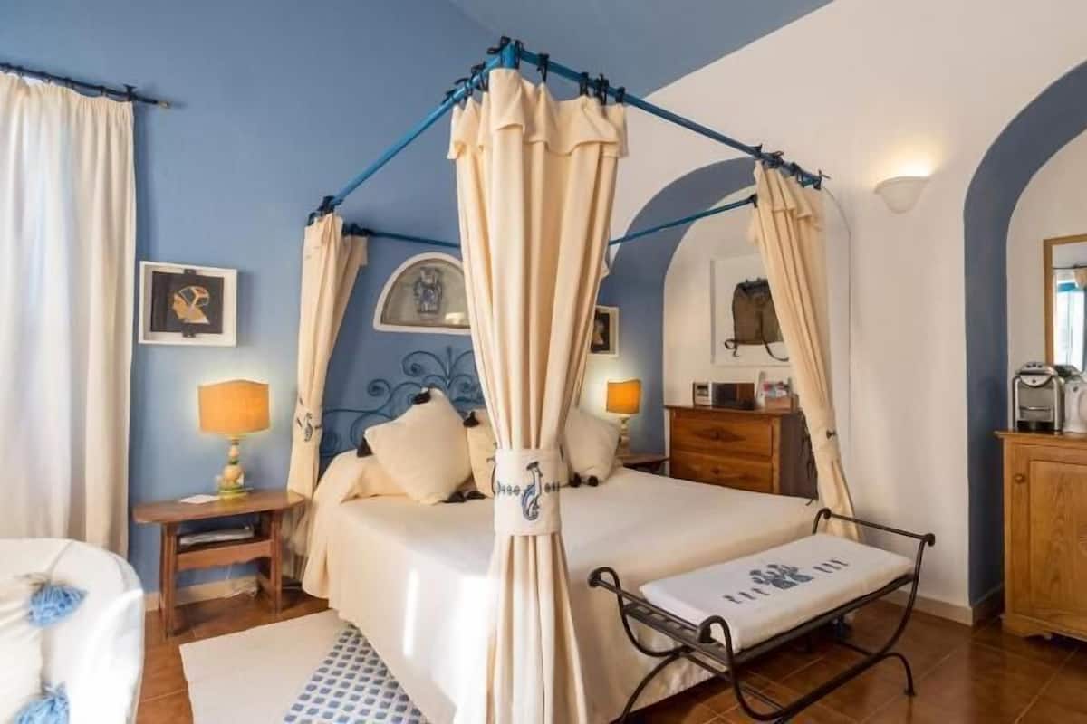 Minibar, coffres-forts dans les chambres, bureau, rideaux occultants
