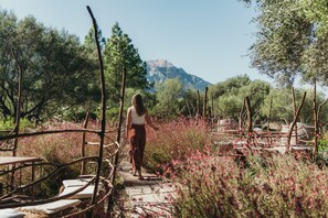 Petit déjeuner, déjeuner et dîner servis sur place, vue sur le jardin