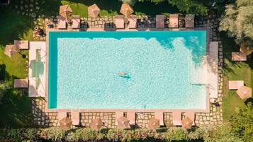 Außenpool, Sonnenschirme, Liegestühle