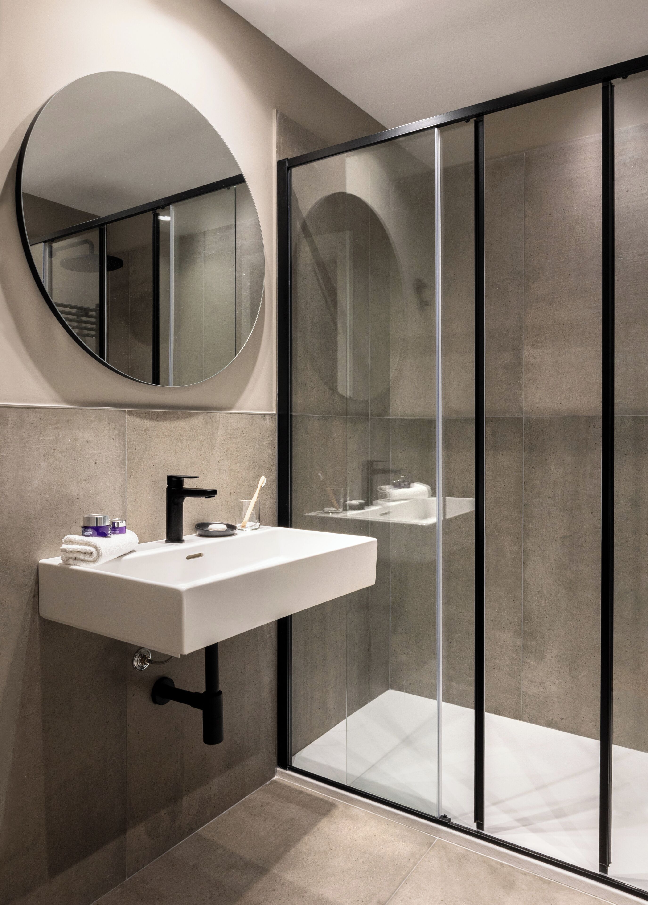 classic double room | bathroom | shower, free toiletries, hair dryer, slippers