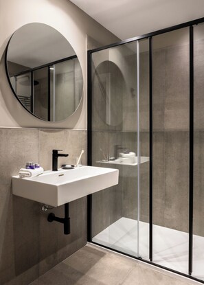 Habitación doble clásica | Baño | Regadera, amenidades de baño gratuitas, secadora de cabello, pantuflas 