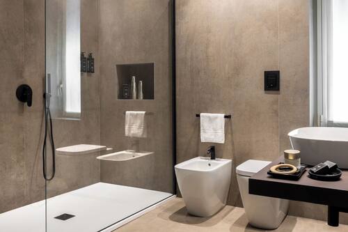 Suite junior, 1 cama de matrimonio grande | Baño | Ducha, artículos de higiene personal gratuitos y secador de pelo