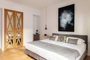 Deluxe tweepersoonskamer | Luxe beddengoed, een minibar, een kluis op de kamer, een bureau