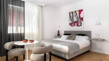 ジュニア スイート キングベッド 1 台 | 高級寝具、ミニバー、セーフティボックス (室内)、デスク